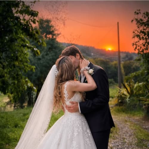 Noivos trocando beijo ao pôr do sol na Quinta Do Carril, um romanticamente aconchego refúgio português para casamentos
