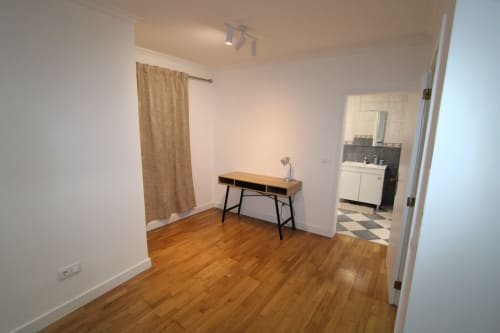 Dormitorio de villa moderna con escritorio de madera, pisos de madera noble y baño privado en Funchal, Portugal
