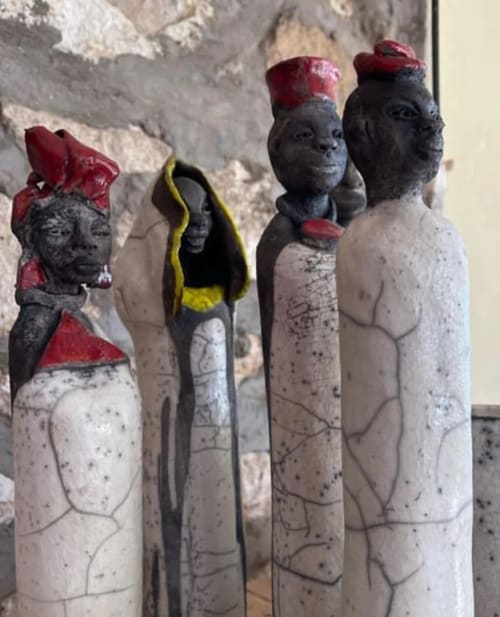 Figurines en pierre aux coiffes rouges et artisanats traditionnels au Riad Eucalyptus, hôtel ethnique à El Ghazouane, Maroc