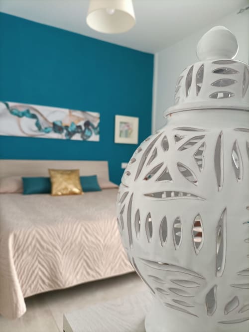 Vaso bianco decorativo nella suite Blue Dwelling di Le Case di Esteca a Gallipoli, con parete turchese e letto