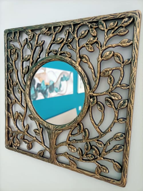 Specchio decorativo con rami dorati e vetro riflettente circolare nell'appartamento Blue Dwelling presso Le Case di Esteca, Gallipoli