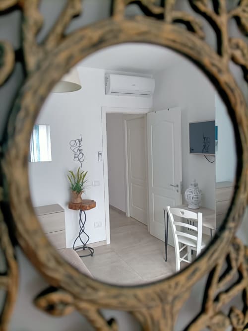 Riflesso decorativo dello specchio dell'appartamento Blue Dwelling presso Le Case di Esteca, Gallipoli con interni moderni bianchi