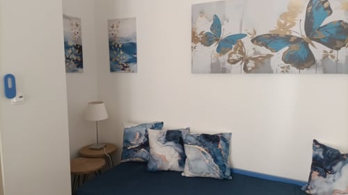 Camera Blue Dwelling di Le Case di Esteca B&B a Gallipoli con cuscini blu astratti, decorazioni farfalle e design moderno