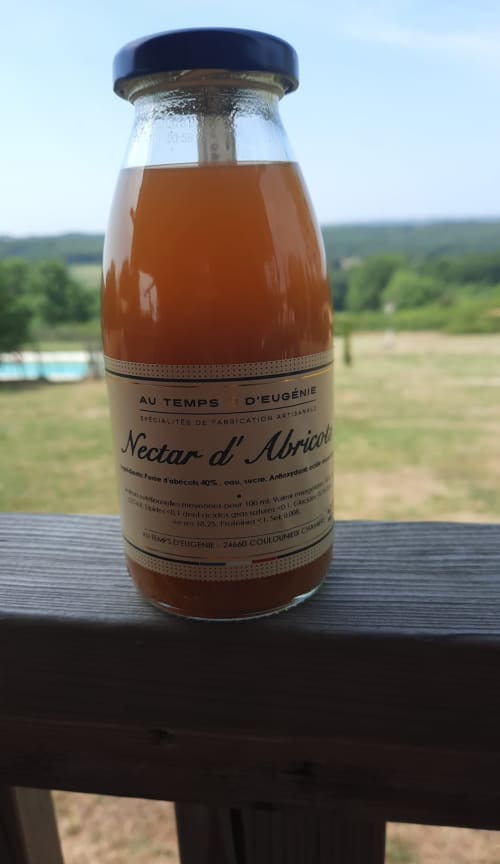 Bouteille de nectar d'abricot Au Temps d'Eugénie présentée au Home Sweet Lodge Glamping Aquitaine, Saint Germain et Mons,