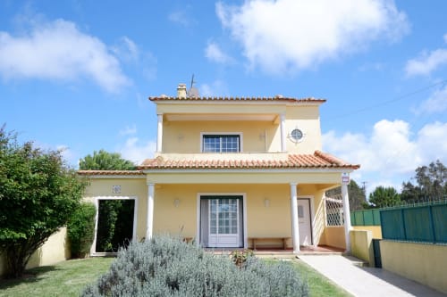 Chalé da Malvarosa villa at Be SilverCoast, Serra D'El Rei - cream-colored two-story house with terracotta roof and garden