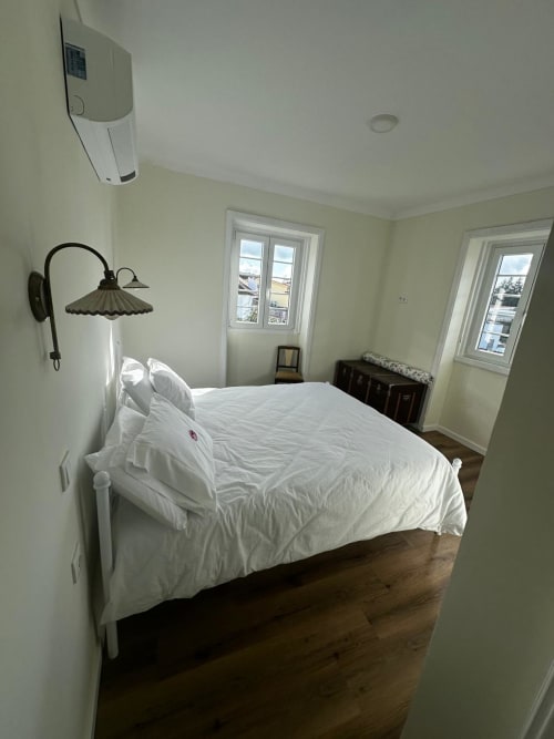 Luminoso Quarto Superior Queen no Pink-Shell B&B em Santiago com roupa de cama branca, vista para o jardim e comodidades modernas