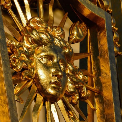 Ornement masque de dieu soleil doré à la maison d'hôtes Denis & Virginie à Versailles
