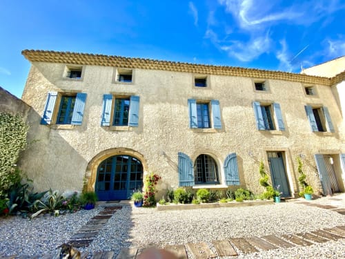 Le Mas de la Soie, gîte à Violes - maison de pierre avec volets bleus et portes voûtées