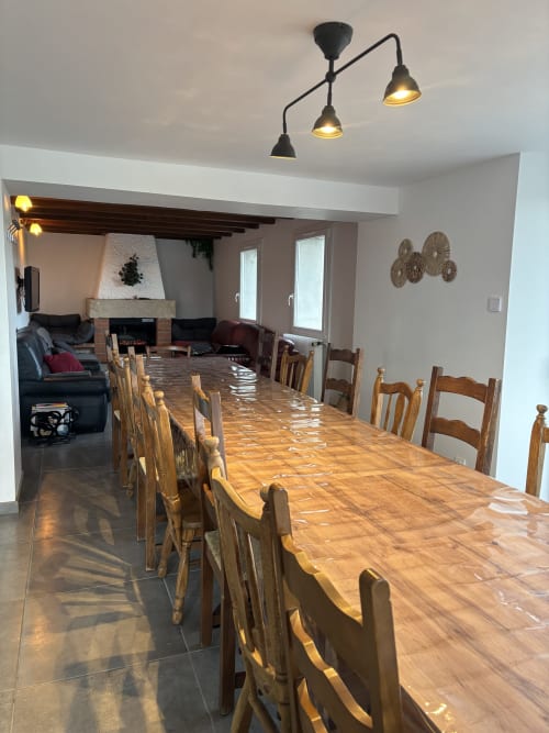 Salle à manger spacieuse au Mas De Bannayoux avec table en bois massif, chaises rustiques et vue sur les montagnes à Couteuges