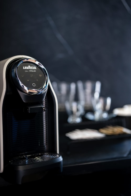 Macchina da caffè Lavazza nella cucina moderna dell'appartamento BHE House Boat, Cesena