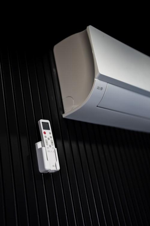Moderno climatizzatore con telecomando nella camera dell'hotel BHE House Boat a Cesena