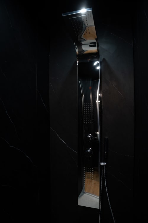 Colonna doccia moderna con soffione a pioggia nel bagno dell'appartamento BHE House Boat Experience, Cesena
