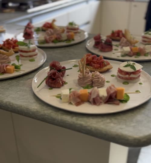 Gourmet-Appetizer-Platten mit Cured Meats, Käse und Garnitur im IL SENTIERO DEI GOTI B&B, Monte Grimano Terme