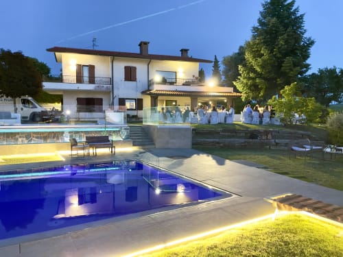 IL SENTIERO DEI GOTI abendliche beleuchtete Ansicht mit Pool, Gäste auf der Terrasse, Monte Grimano Terme