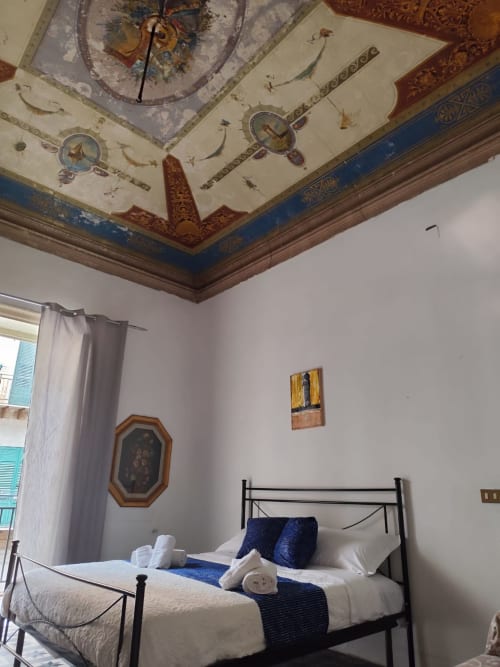 Camera Stanza Blu di Mappamondi B&B Venezia con soffitto affrescato ornamentale e letto in ferro