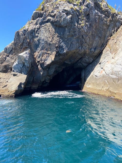 Caverna rochosa à beira-mar com águas turquesas perto do Rio de Janeiro, Brasil