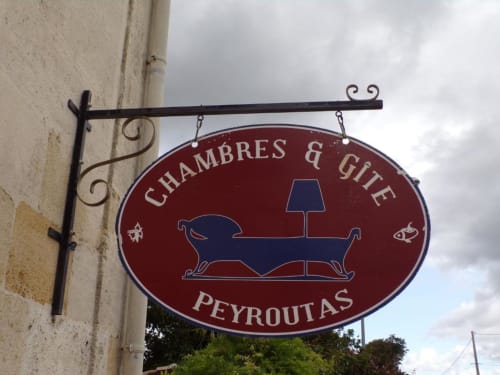 Enseigne Chambres & Gîte Peyroutas à Vignonet, France avec support en fer forgé décoratif