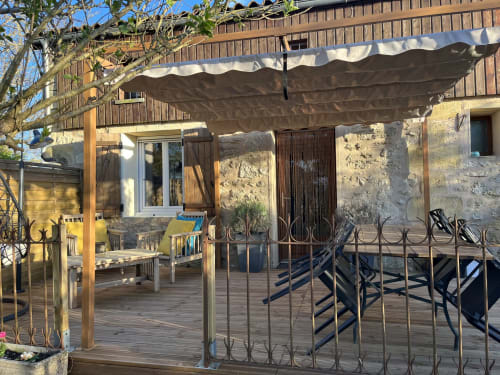 Terrasse de jardin cottage avec coin détente ombragé aux Chambres Et Gîte Peyroutas, Vignolet France