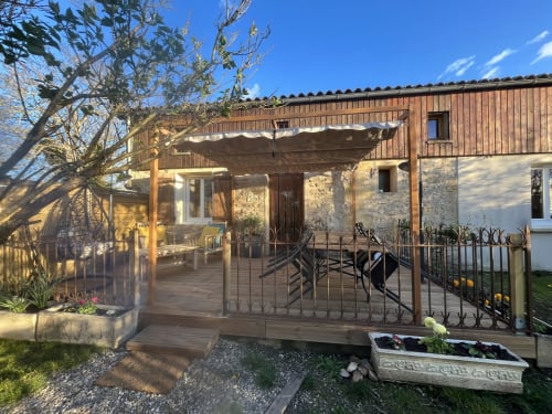 Gîte Suzon aux Chambres Et Gîte Peyroutas à Vignonet avec terrasse, store et salon de jardin