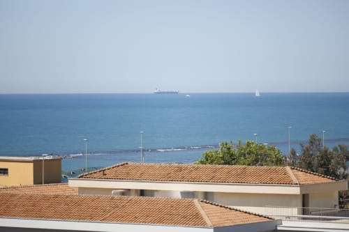 Appartamento ViOletta vista mare a Roma con tetti in cotto, affaccio sul Mediterraneo e barca a vela