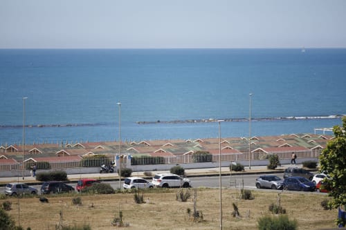 Vista sul mare dell'appartamento ViOletta a Roma con cabine balneari, parcheggio e Mar Mediterraneo