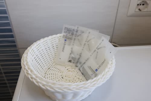 Cesto in vimini bianco con amenities Arisma omaggio nell'appartamento con vista mare Profumo di Mare di ViOletta, Roma