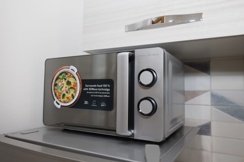 Forno a microonde moderno con tecnologia 3DWave nella cucina dell'appartamento ViOletta, Roma