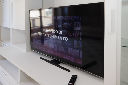 TV a schermo piatto nell'appartamento Profumo di Mare con vista mare dell'hotel ViOletta a Roma, che mostra il menu dello streaming intrattenimento