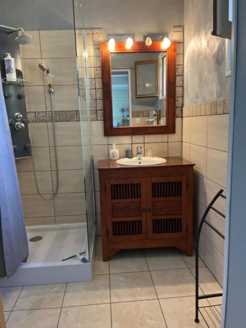 Salle de bain moderne avec vasque en bois, miroir chauffant et douche à l'italienne au gîte Chambres Et Gîte Peyroutas à Vignolet