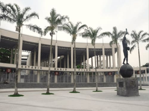 Exterior do estádio Mário Filho com palmeiras e escultura no Rio de Janeiro