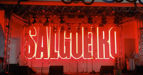 Luminoso de néon vermelho vibrante « Salguerio » no palco do Rio Vibes Hostel no Rio de Janeiro, Brasil