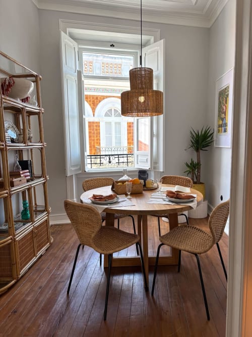 Elegante sala de jantar no apartamento Casa Fataca em Casa Amanhada, Grândola com mesa redonda de madeira e cadeiras em palha