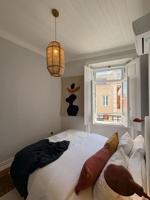 Quarto luminoso na Casa Amanhada, Grândola com luminária pendente, arte moderna e vista para a cidade pelas portas francesas
