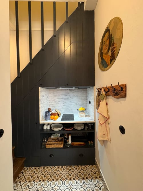 Kitchenette Casa Fataca com marcenaria preta, bancada em mármore e azulejos decorativos em Grândola, PT