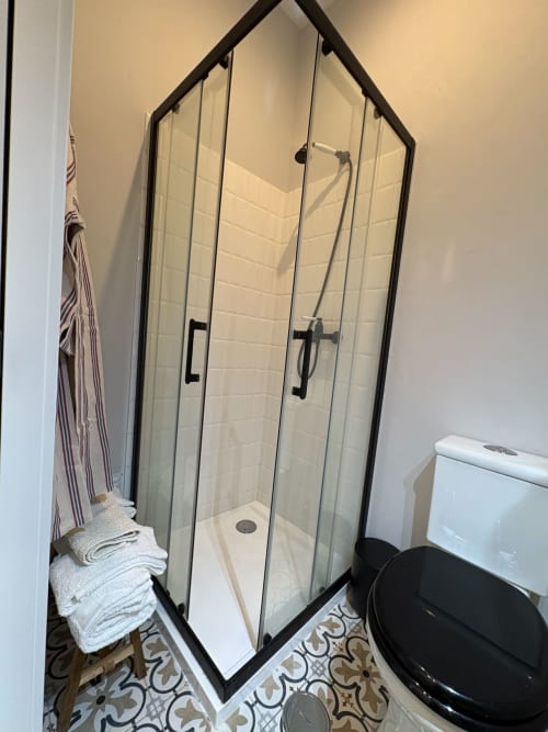 Moderno box de duche com estrutura preta na casa de banho do apartamento Casa Fataca em Casa Amanhada, Grândola