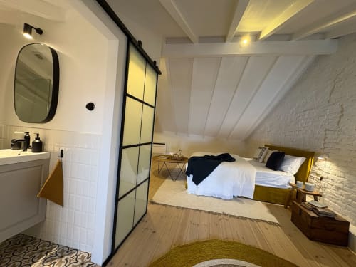 Quarto moderno no apartamento Casa Fataca, Grândola, com casa de banho privativa, parede de tijolos brancos e vistas da cidade