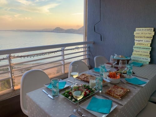 Apartamento Wellhome Alicante Vistas Bahía con comedor frente al mar, vista de atardecer y bahía de Alicante al fondo
