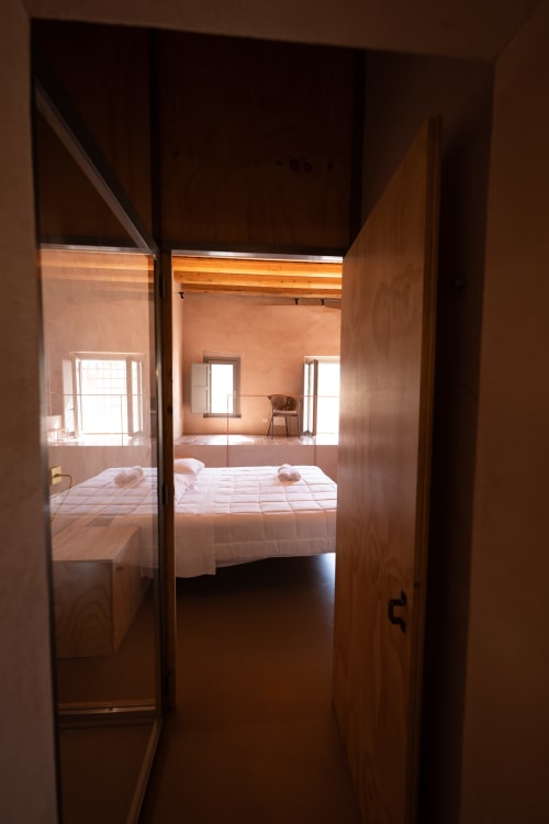 Camera Mileca Sciù Sciù con porte in vetro, letto bianco e splendida vista sulla città di Sciacca