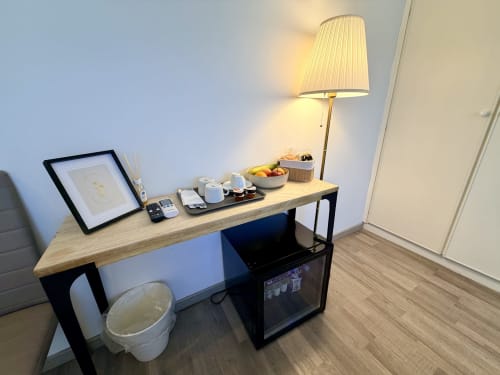 Moderno desk nella camera Enjoy Vatican Rome con lampada, tablet, servizio caffè e minibar