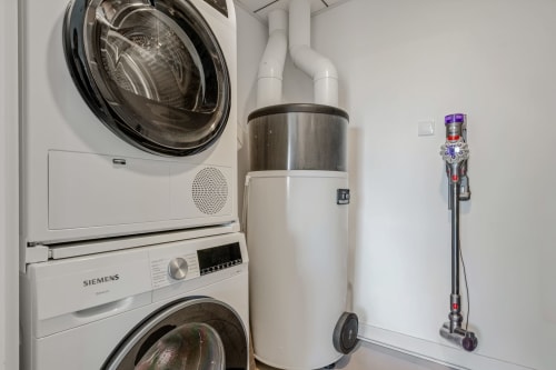Pralnia z pralko-suszarką Siemens, podgrzewaczem wody i odkurzaczem Dyson w domku Green Horizon