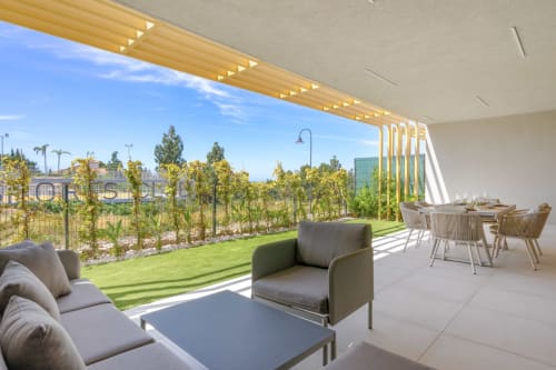 Nowoczesny patio z widokiem na ogród w domku HomyMarbella Mijas, z miejscem do wypoczynku i jadalnią