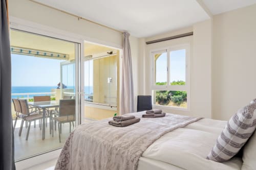 Luksusowa sypialnia z widokiem na morze w HomyMarbella, Mijas. Nowoczesny apartament z tarasem nadmorskim i błękitnym Morzem Śródziemnym