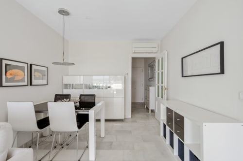Nowoczesny apartament typu open space w Mijas z jadalnią, białymi meblami i widokiem na morze z balkonu