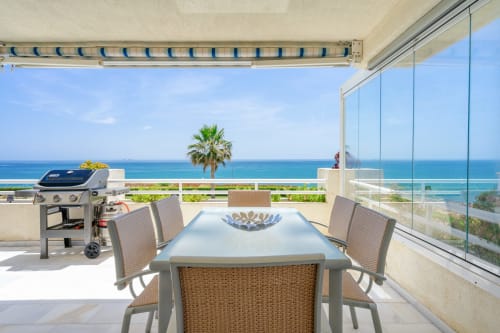 Luksusowy balkon na plaży z stołem do jadalni, grillem i panoramicznym widokiem na morze w Mijas, Elviria
