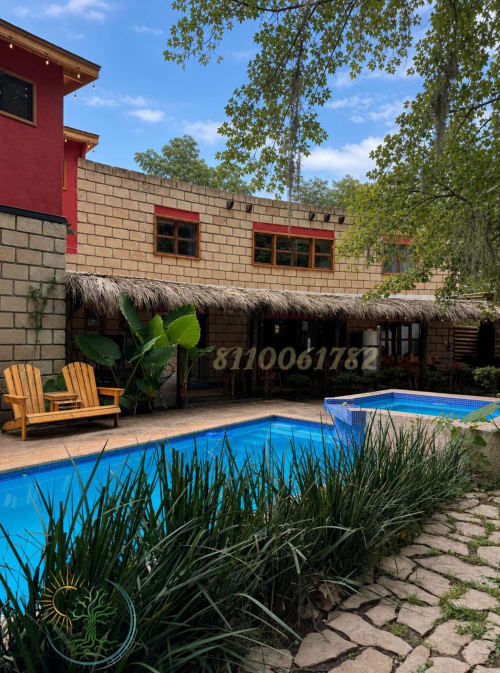 Apartamento Casona en Tierra Cielo & SoLuna con piscina climatizada, vistas a montañas, tumbonas de madera y arquitectura de ladrillo