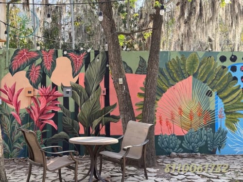 Zona de estar al aire libre en Tierra Cielo & SoLuna con mural botánico vibrante bajo robles en Potrero de Serna.
