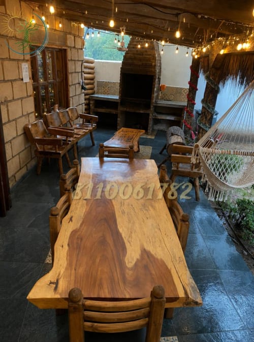 Comedor rústico con mesas y sillas de madera, iluminación cálida y vistas a las montañas en Tierra Cielo & SoLuna, Potrero de