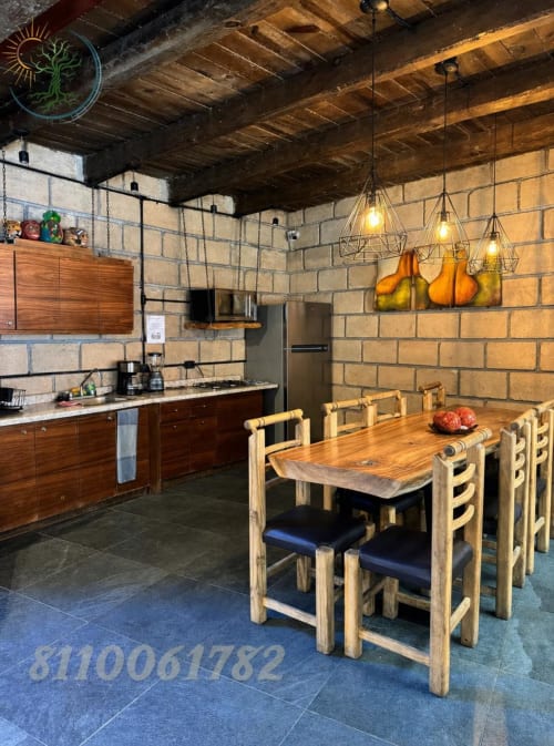 Cocina rústica moderna y comedor en Tierra Cielo & SoLuna en Potrero de Serna con mesa de madera, vigas vistas y