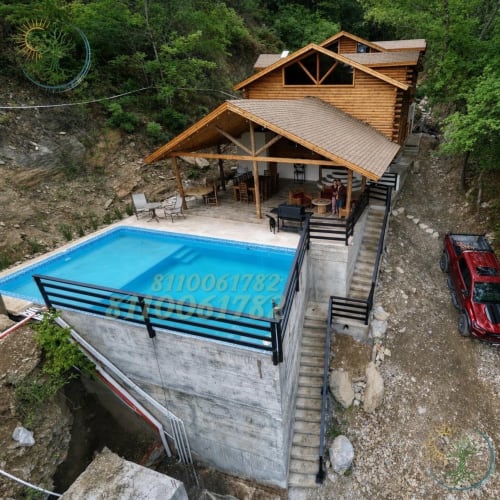 Vista aérea del departamento Cañada de Tierra Cielo & SoLuna con piscina, cabaña de madera y montañas en Potrero de