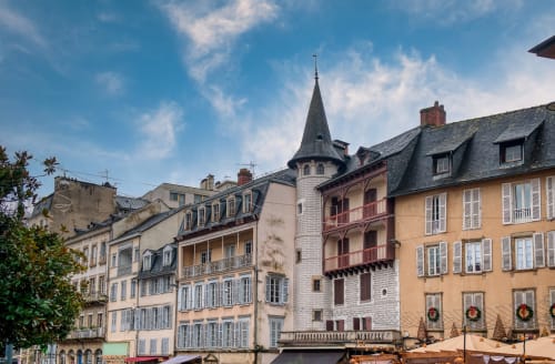 L'hôtel La Romanée Sofia à Rosiers-d'Égletons avec son architecture française historique et sa tour conique